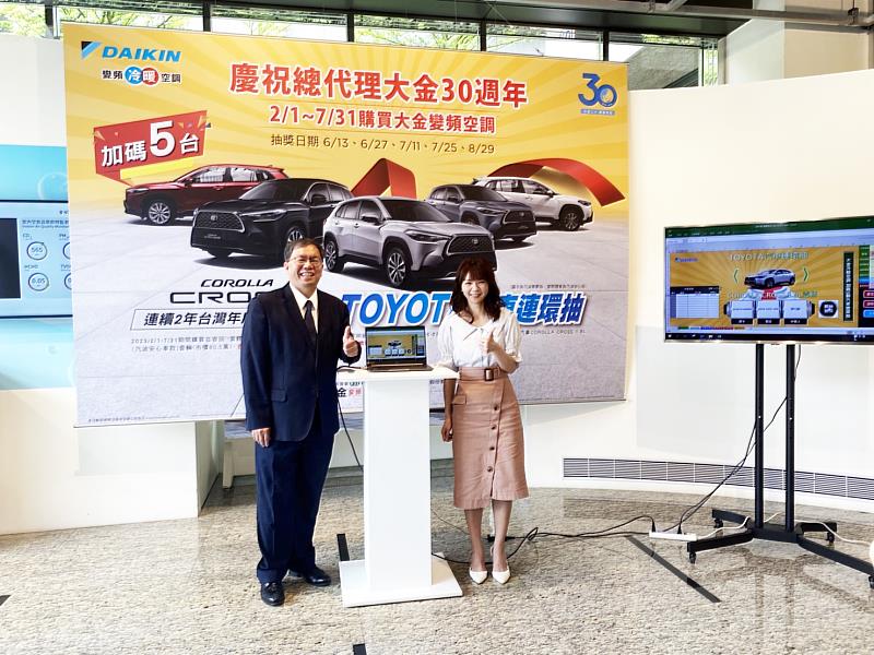 和泰大金總經理林鴻志（左）在柯雪莉律師(右)見證下，公開抽出第二位獲得TOYOTA汽車的幸運得主,