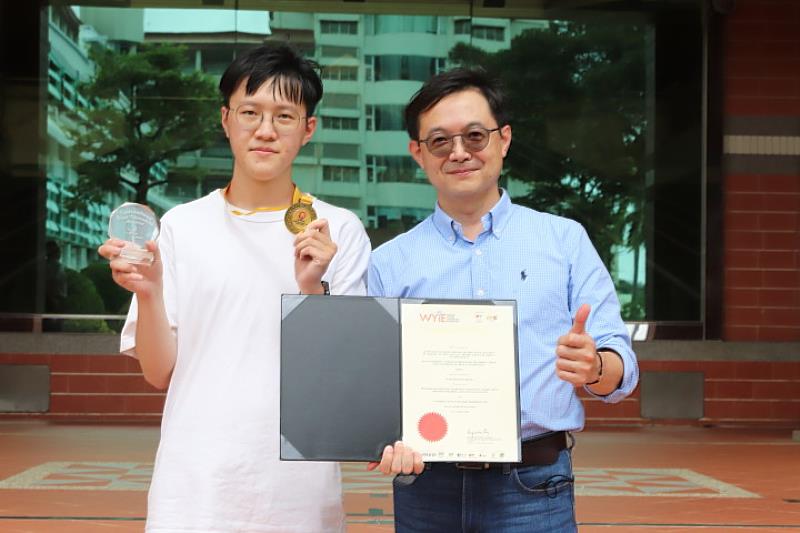 榮獲ITEX 2023 馬來西亞國際發明展金牌的楊堉麟教授（右）與醫技系學生林銘炫（左）