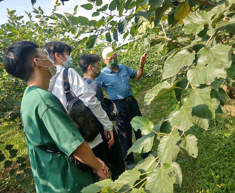 管理學院企管系學生前往農村與在地農民合作，幫助地方解決農業轉型與環境永續問題(照片來源：義守大學提供)。