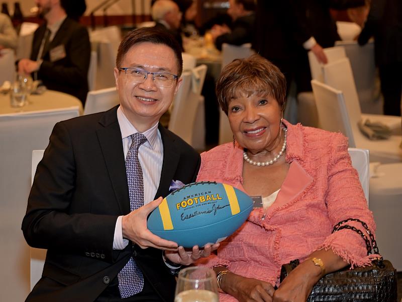 2.長期支持台灣並推動多項友臺法案的前聯邦眾議員Eddie Bernice Johnson(右)在達拉斯台貿中心開幕儀式使用之美式足球上簽名，為見證留名。(圖左為外貿協會董事長黃志芳)。