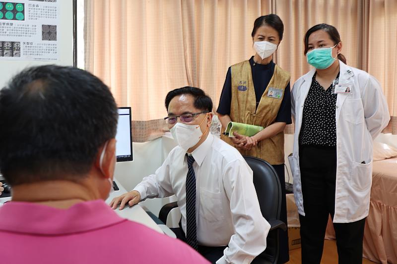 印尼Siloam Hospitals 神經外科醫師(右一)，在花蓮慈院林欣榮院長(左二)門診見習。