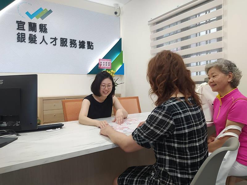 銀髮人才服務據點協助銀髮民眾臨櫃諮詢就業服務