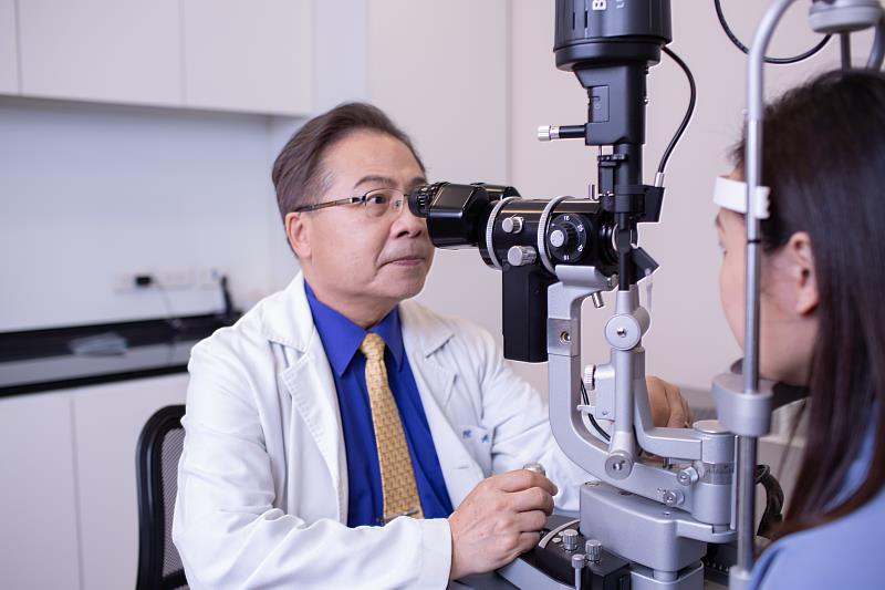 翁林仲總院長在眼科界奉獻超過40年，以高標準把關安全性，獲得許多患者好評。