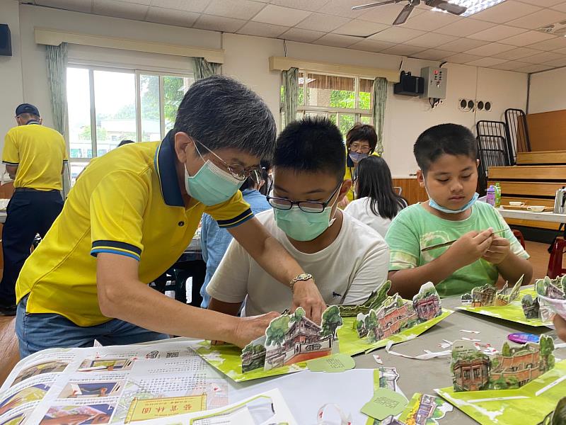 三峽五寮國小學生體驗一頁立體書DIY活動，將林家花園微型建築物展示於小書中。