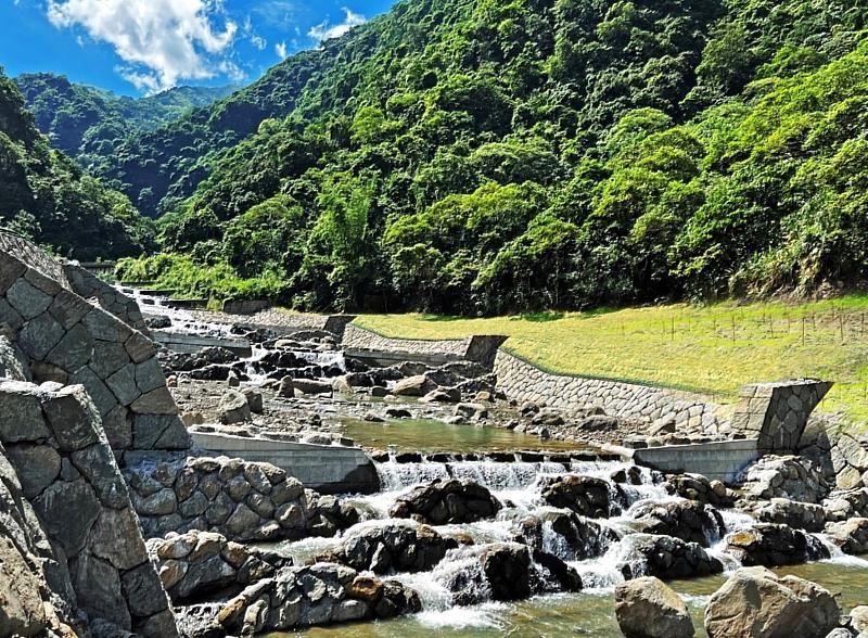 竹崎鄉金獅村排水工程運用當地塊石達成緩流穩定流向