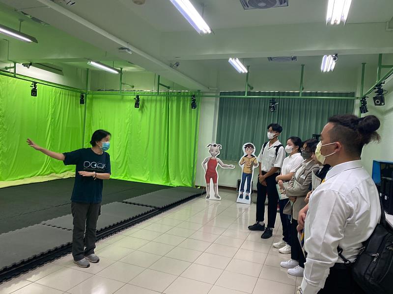 文藻數位內容應用與管理系周春曉老師(左)，向考生介紹數位系動作捕捉專業實驗室。