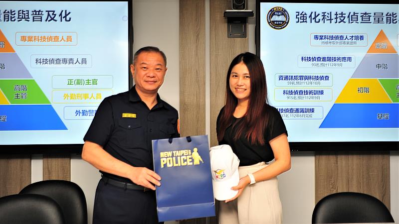 新北市警察局局長廖訓誠頒發紀念品給虛擬貨幣調查專家蔡孟凌