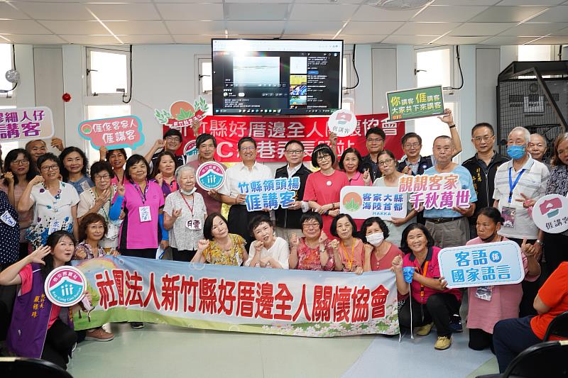 新竹縣長楊文科及縣議會議長張鎮榮與長輩們開心合影