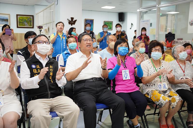 官網-縣長楊文科(左2)及議長張鎮榮(左1)到場與鄉親大唱經典客家歌曲「客家本色」，場面十分熱鬧。