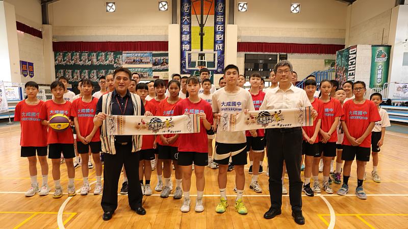圖5 楊主委及原民會蘇副主委贈送原客三對三籃球賽毛巾給大成國中的參賽球員們。