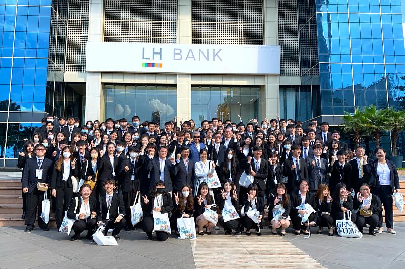 中金院學生實際走訪LH Bank分行與IT部門，了解泰國金融環境與LH Bank網路運營模式，參訪團於活動結束後全體合影留念。(圖/中金院提供)
