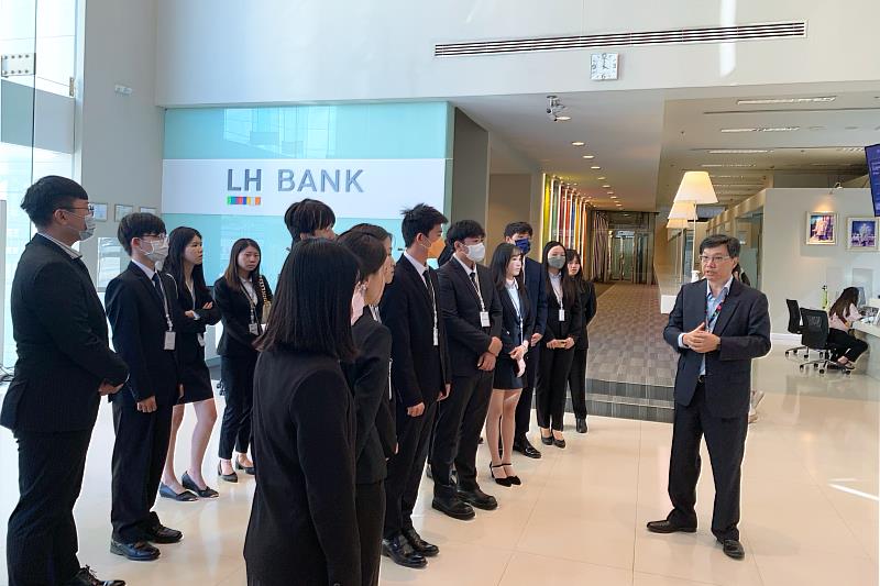 中金院學生前往中信銀行的海外子行泰國LH Bank進行實地參訪，了解當地金融業務的發展概況。 (圖/中金院提供)