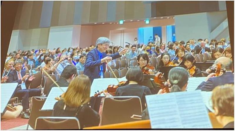 林正介副校長受邀客串指揮日本樂團，為大會開幕典禮增添趣味性。