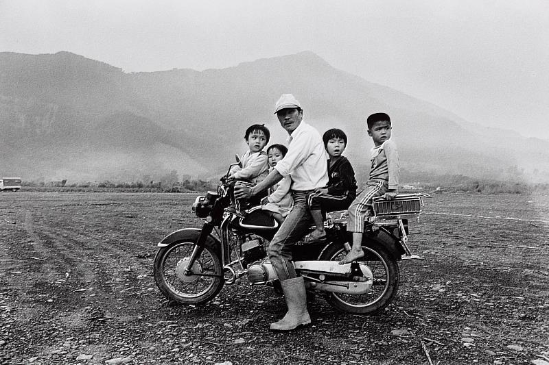 1983年，阮義忠夫婦造訪屏東三地門鄉賽嘉村，離開前一刻看到一名男子的摩托車上載著四個小孩，五個人緊密靠在一起。阮義忠，〈摩托車上的一家人〉，1983，國家攝影文化中心典藏。