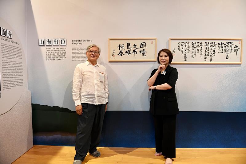 縣長周春米出席詩人作家李敏勇（左）詩帖特展開展分享會