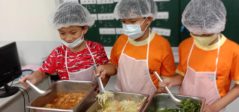 203820竹北國小學童日前品嚐泡菜烏魚排，反應極佳。