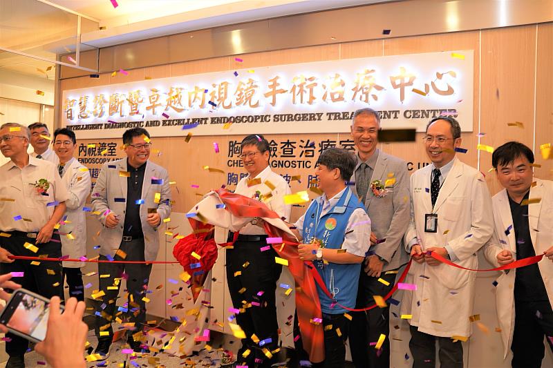 中國醫藥大學新竹附設醫院成立智慧診斷暨卓越內視鏡手術治療中心，29日舉行開幕儀式正式揭牌
