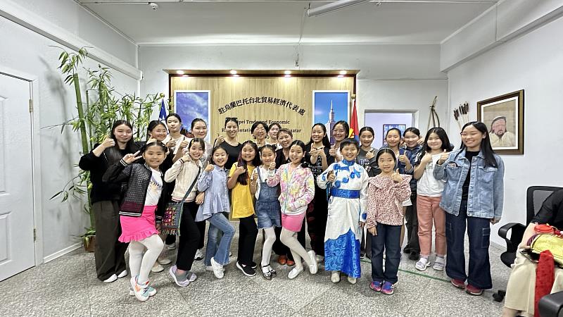 駐蒙古代表處舉辦珍珠奶茶歡送會預祝陽之童舞團表演成功