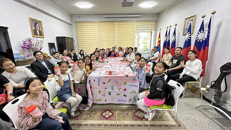 駐蒙古代表處舉辦珍珠奶茶歡送會預祝陽之童舞團表演成功