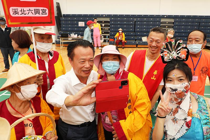 集結上百位長輩拚陣頭！華山基金會盛大舉辦迓媽祖也瘋狂趣味嘉年華