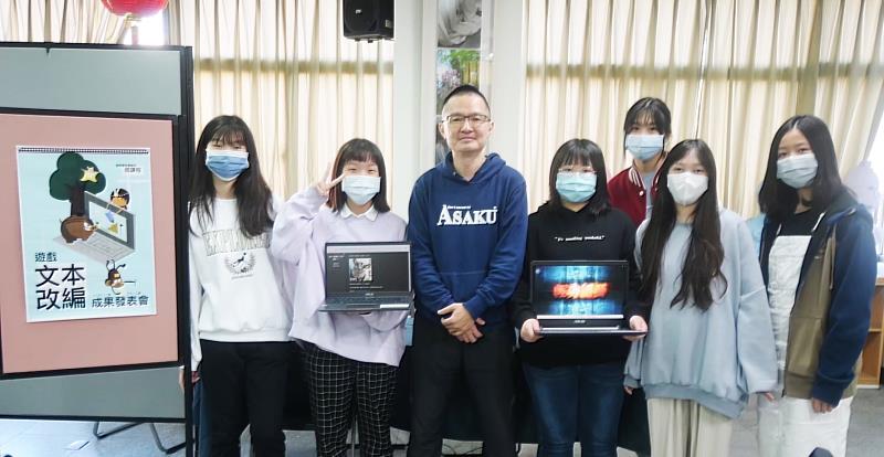 興國高中學生林詠歆（左二）延續微課程「遊戲文本」改編主題，以｢動物文本──飛鼠大學｣為自主學習的主題，結合資訊和程式，獲得教授們的肯定。