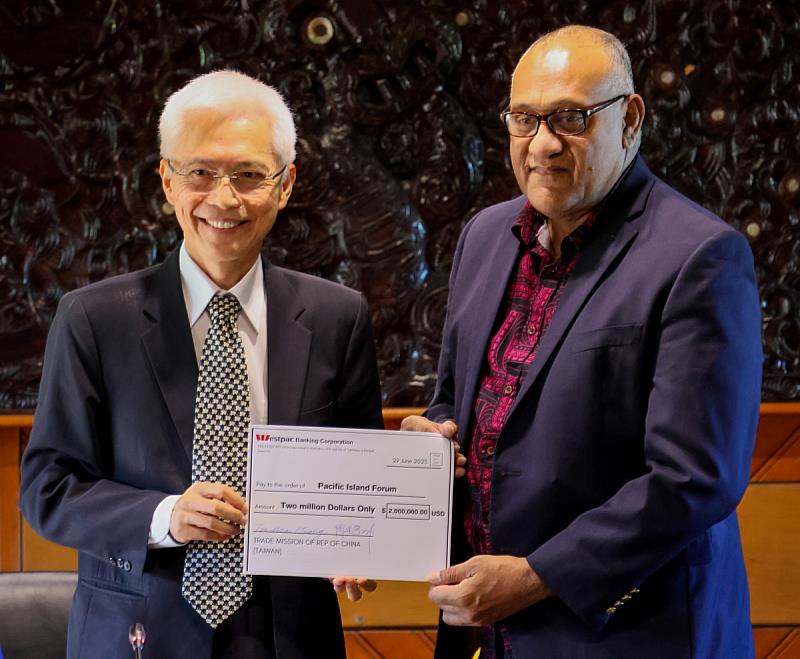 駐斐濟代表周進發與PIF代理秘書長Dr. Manoni合影