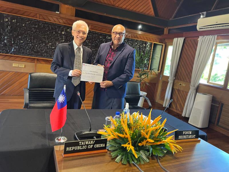 駐斐濟代表周進發代表中華民國(臺灣)政府與PIF副秘書長Dr. Filimon Manoni共同主持「2022年至2024年中華民國(臺灣)與PIF秘書處合作協定」援款贈交儀式，將我政府提供之200萬美元(2022年及2023年援款)合作發展款項交予PIF秘書處