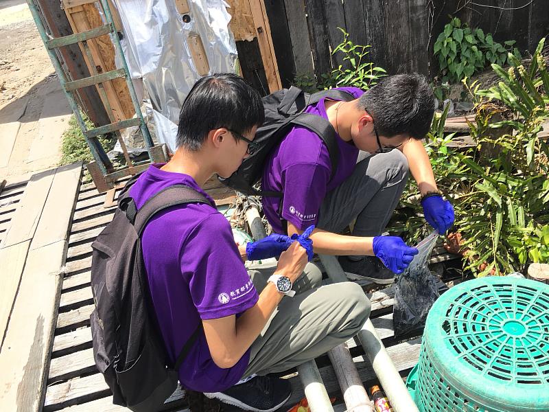 嘉藥國際志工團協助曼谷華倫坡社區進行底泥採樣