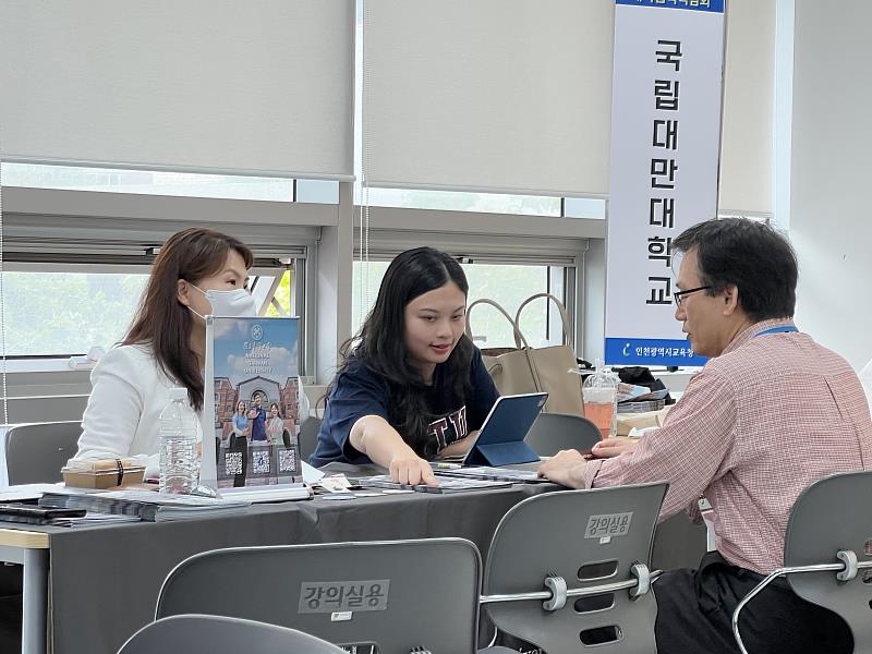 6月10日於仁川教育展，臺灣大學代表跟家長們解釋說明該校特色