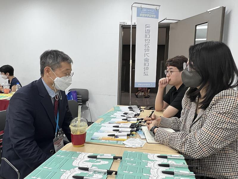 6月10日於仁川教育展，臺灣科技大學代表跟家長們解釋說明本校特色