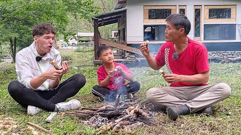 《ila 跟土地學做飯》吉雷米體驗火烤葛鬱金的滋味