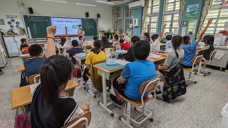 學生踴躍發言生活中行政透明措施