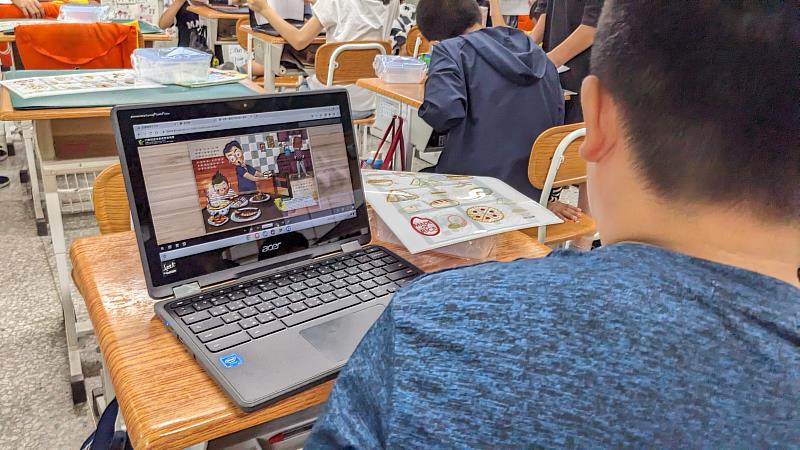 學生觀看產銷履歷繪本電子書