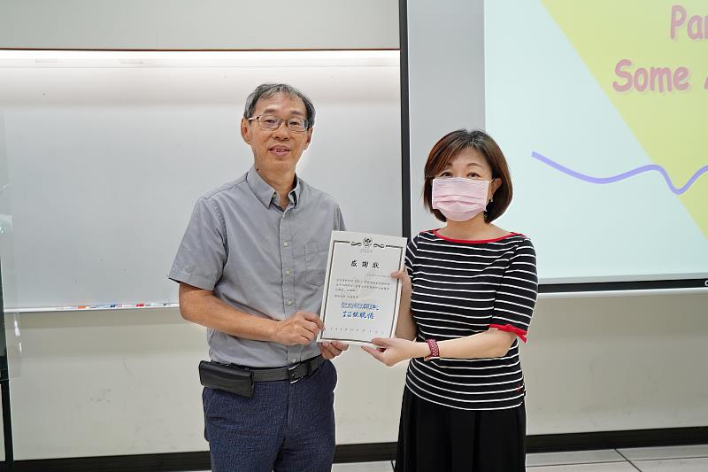 高餐大語文中心侯曉憶主任頒發感謝狀洪宗貝教授