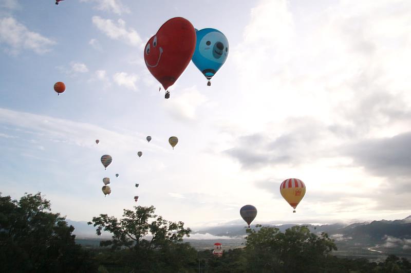 2023臺灣國際熱氣球嘉年華 媽祖球首飛開幕！26顆熱氣球妝點臺東天空直呼好震撼
