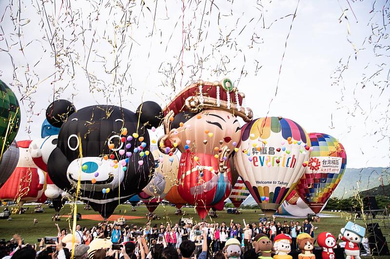 2023臺灣國際熱氣球嘉年華 媽祖球首飛開幕！26顆熱氣球妝點臺東天空直呼好震撼