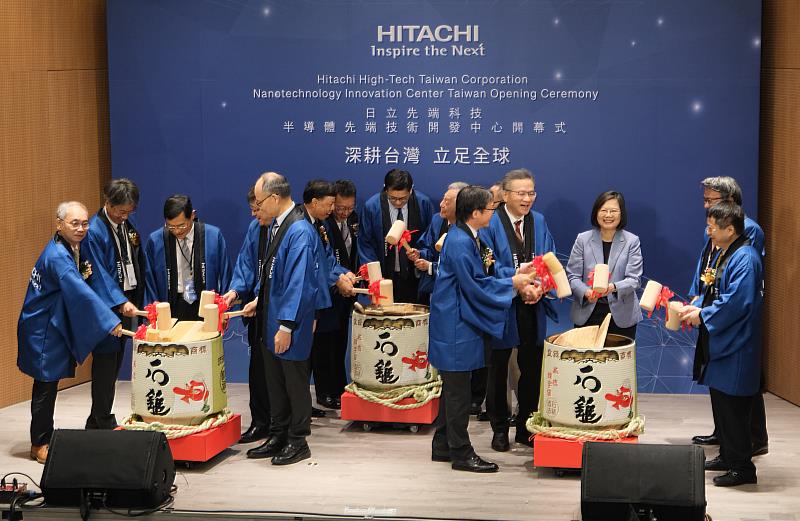 官網-藉由日本傳統的「鏡開」祈福儀式，敲破酒桶，為中心開幕獻上最誠摯的祝福