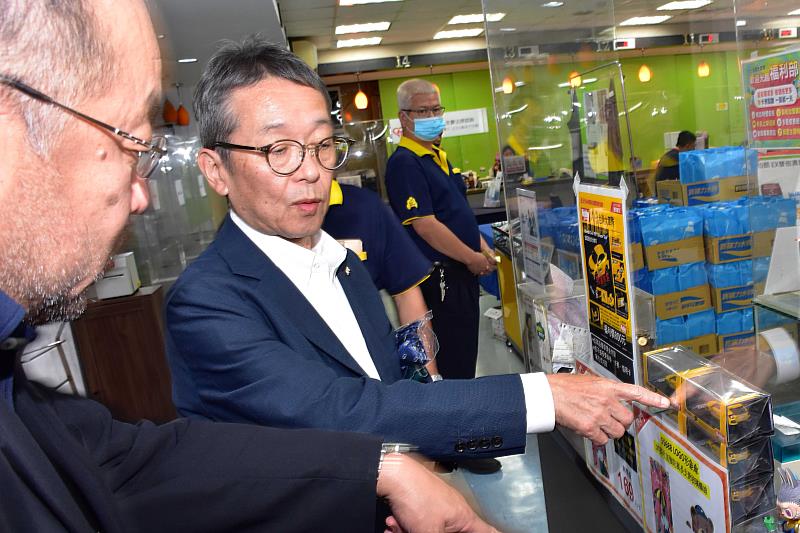 圖四_日本四大計程車工會團體參訪大車隊，圖為日方代表參觀大車隊總部的隊員福利部。