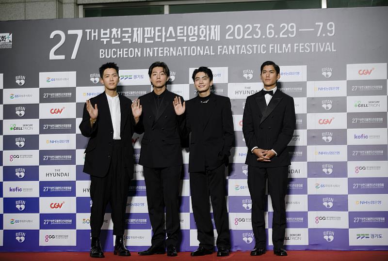 《黑的教育》導演柯震東（左起）率領三位主演蔡凡熙、宋柏緯、朱軒洋登上富川奇幻影展開幕紅毯。（禾豐九路／提供）