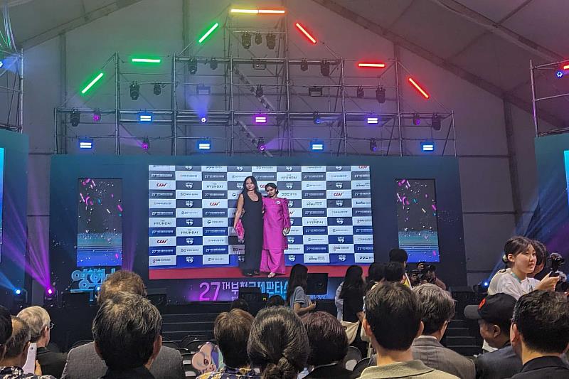 《虎紋少女》導演Amanda Neil Eu（左）與女主角Zairean Zairizal攜手亮麗踏上紅毯。（文策院／提供）