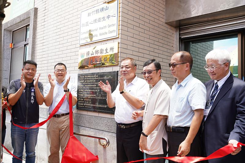官網-副縣長陳見賢(右4)及衛生福利部心理健康司簡任技正李炳樟(左2)等人到場攜手揭牌