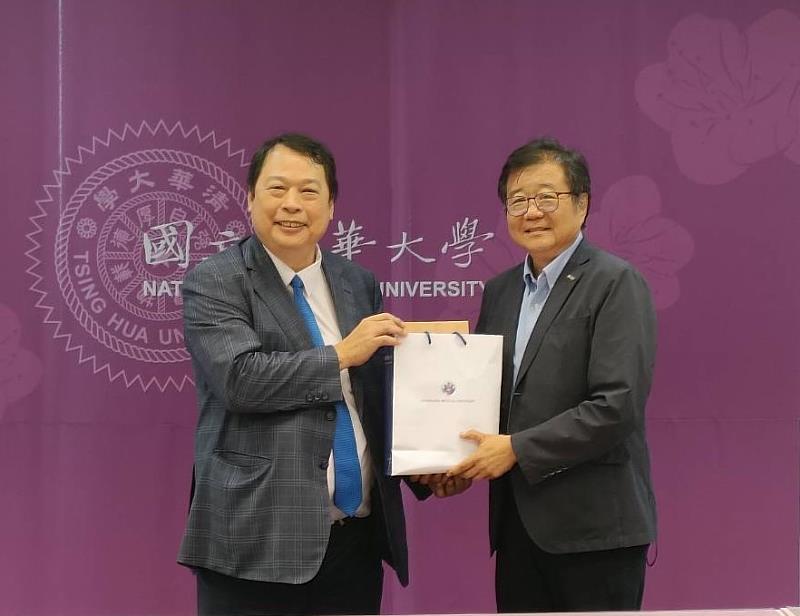 兩校長官互贈禮品