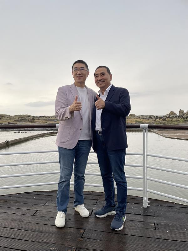 兩位市長以基隆嶼為背景合影留念.jpg