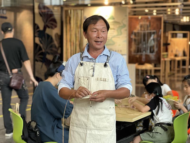 「橘色月亮文化工作室」洪啟榮老師