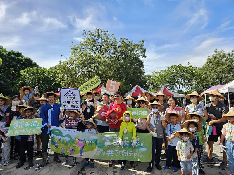 民眾參與割禾體驗合影