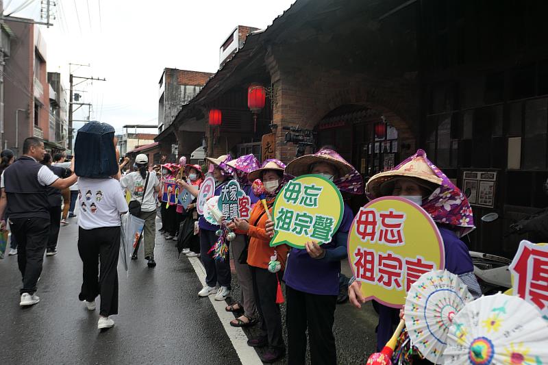 圖4 踩街的一路上，有熱情的志工們互道歡迎