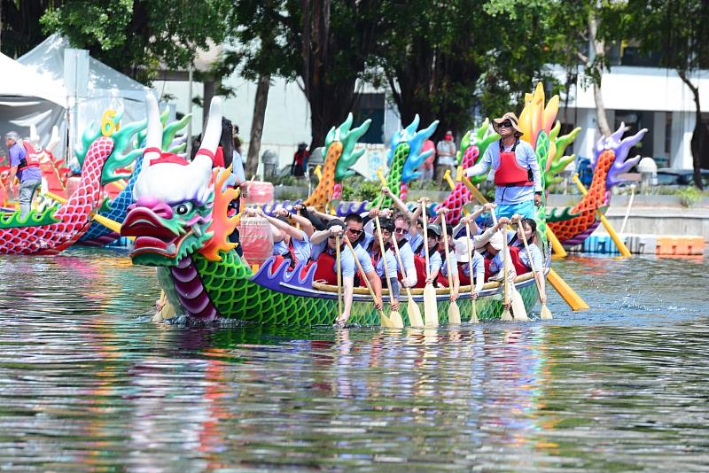 文藻外國學生參加高雄市龍舟錦標賽