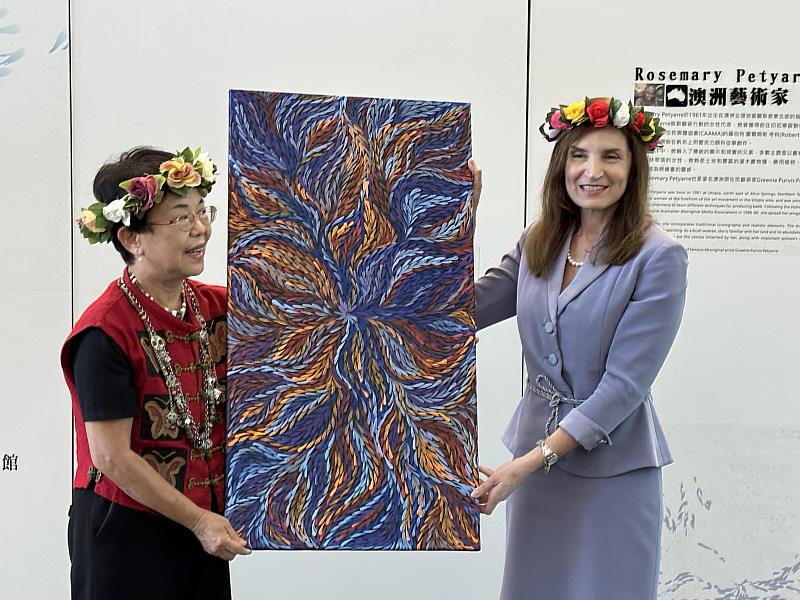 澳洲辦事處代表露珍怡（Jenny Bloomfield）7月2日特別致贈個人收藏的澳洲原住民藝術家畫作給史前館展示與典藏