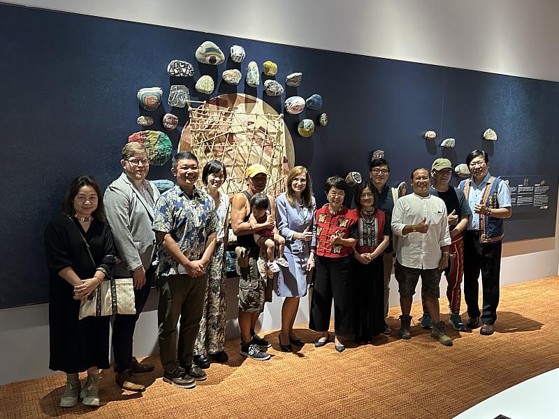 史前館邀請多位原住民藝術家與澳洲辦事處代表露珍怡（右7）一同參觀南島展示廳