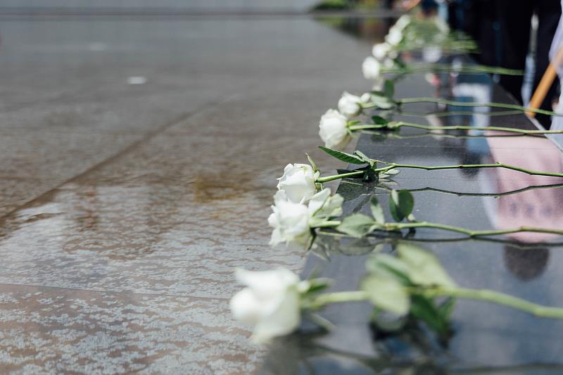 圖5 當天準備300支的白玫瑰邀請民眾一同悼念